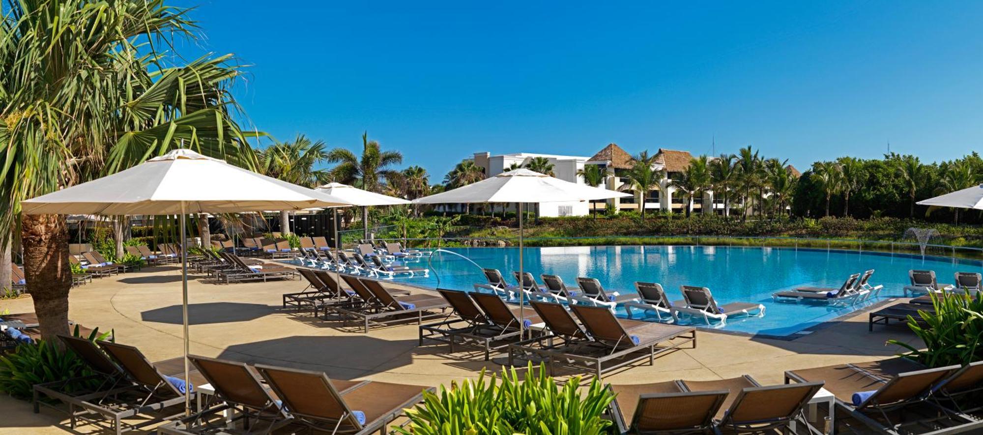 Hard Rock Hotel & Casino Punta Cana (Adults Only) Εξωτερικό φωτογραφία The pool at the InterContinental Sanctuary Cove Resort