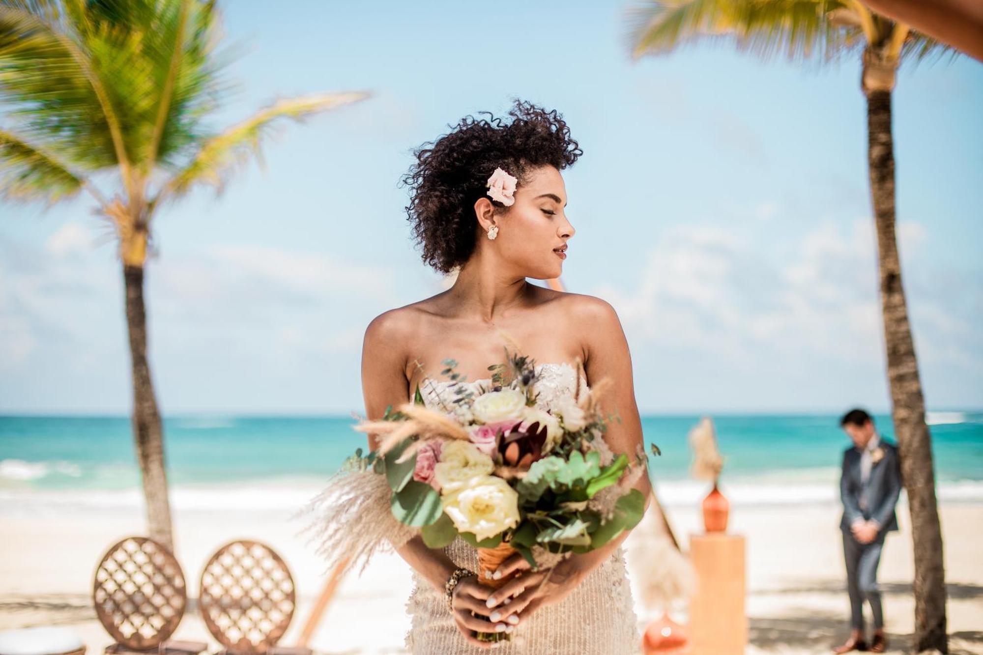 Hard Rock Hotel & Casino Punta Cana (Adults Only) Εξωτερικό φωτογραφία A bride with a bouquet